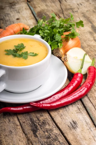 Comida ecológica. Sopa de guisantes con verduras sobre fondo de madera — Foto de Stock