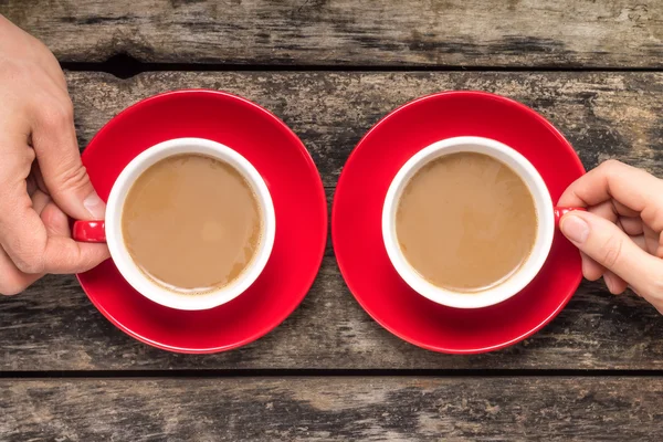 Hände nehmen Tasse Kaffee auf Holz Hintergrund — Stockfoto