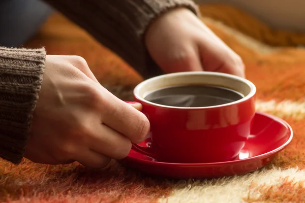Tasse Kaffee oder Tee in weiblicher Hand — Stockfoto