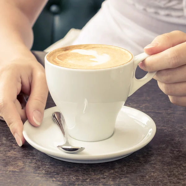 Morgenkaffee. Tasse Cappuccino im Café — Stockfoto