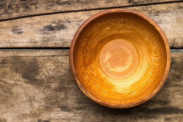 Ceramiczna miska na tle drewna. widok z góry — Zdjęcie stockowe