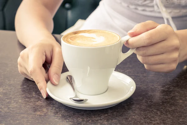 Morgenkaffee. Tasse Cappuccino im Café — Stockfoto