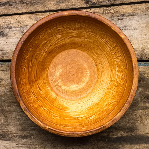 木材的背景上的陶瓷碗。顶视图 — 图库照片