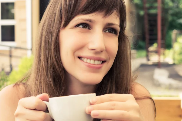 Portrait of young woman sitting in cafe — Stock Photo, Image