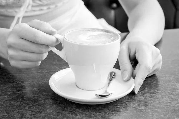 Morgenkaffee. Tasse Cappuccino im Café — Stockfoto