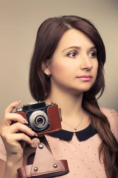 Joven mujer hipster hacer una fotografía con cámara vieja — Foto de Stock