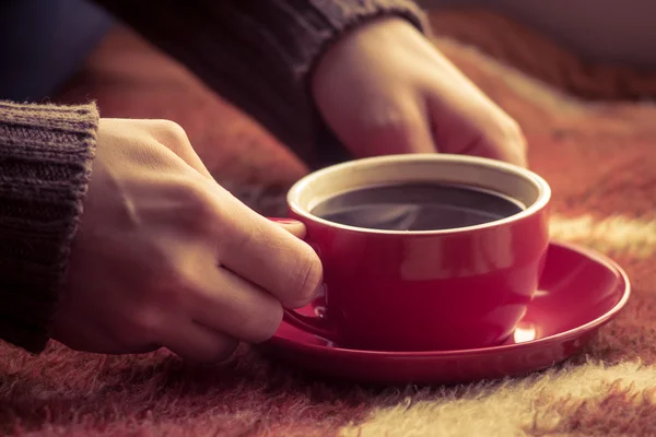 Tasse Kaffee oder Tee in weiblicher Hand — Stockfoto