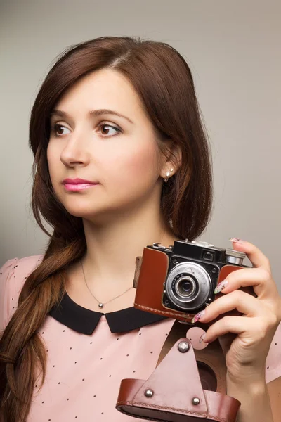 年轻的时髦女人用旧相机摄影 — 图库照片