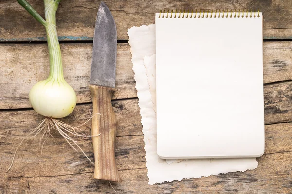 Série z čerstvé zeleniny s nožem na dřevěný stůl. — Stock fotografie