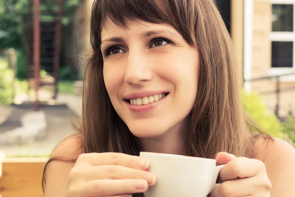 Portrait of young smiling woman in cafe — Stock Photo, Image