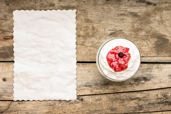 Dairy sweet dessert with raspberry jam and Fresh blueberry — Stock Photo, Image