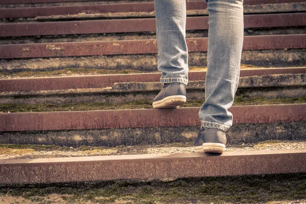 Una chica caminando por las escaleras. Piernas femeninas en el camino Imagen De Stock