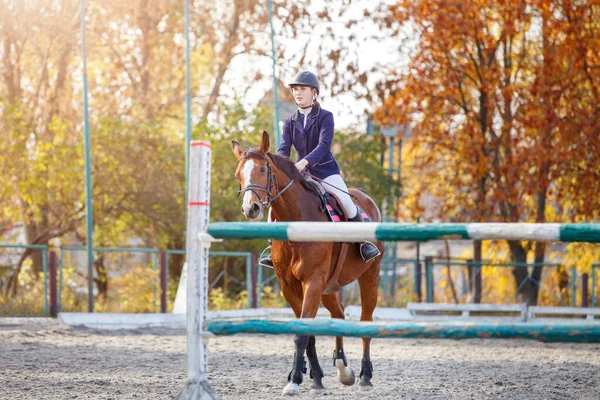 Joven adolescente montando a caballo antes de su prueba de salto show — Foto de Stock