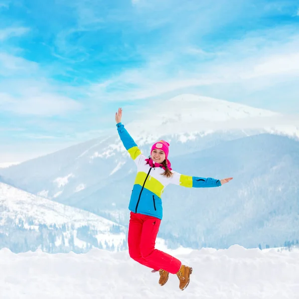 Junge Aufgeregte Teenager Mädchen Den Bergen Winter Winterurlaubsbild Mit Kopierraum — Stockfoto