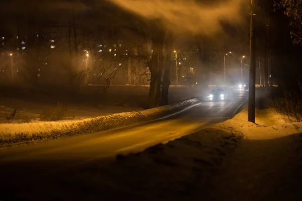 Misty road in small town in winter evening — Stock Photo, Image
