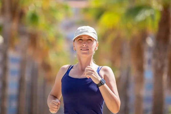 Retrato Una Joven Corriendo Callejón Palma Día Verano Chica Fitness —  Fotos de Stock