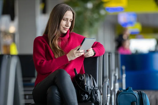 Young Woman Reading Book Waiting Flight Airport — Stock Photo, Image