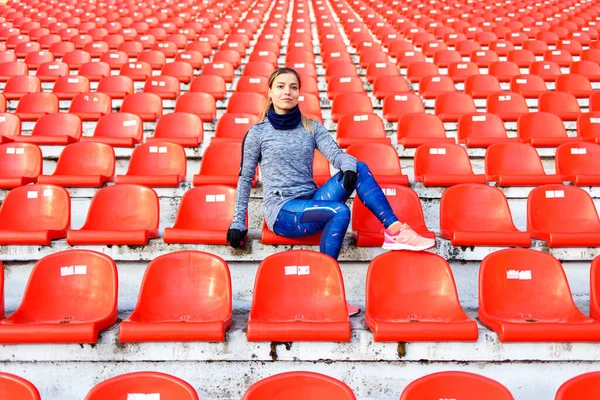 Jovem Atleta Atleta Fitness Mulher Sentada Assentos Estádio — Fotografia de Stock