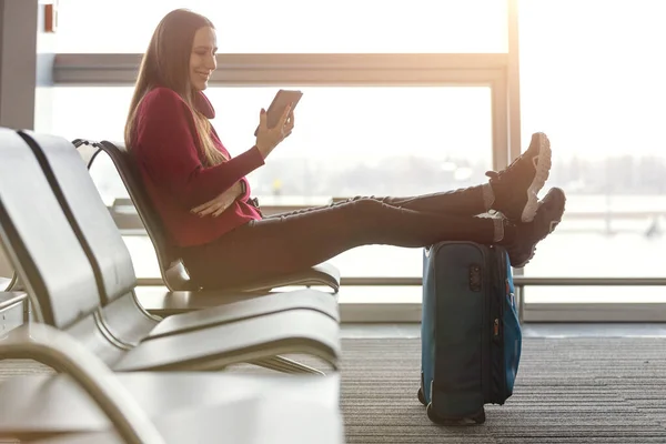 Jeune Femme Lisant Livre Attendant Vol Aéroport Image En Vente