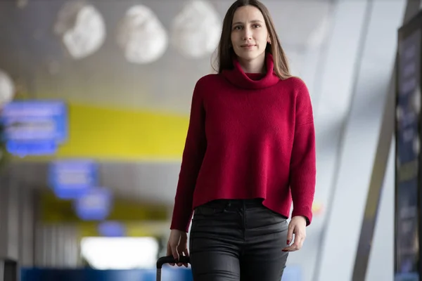 Jeune Voyageuse Avec Ses Bagages Cabine Marchant Aéroport Photo De Stock