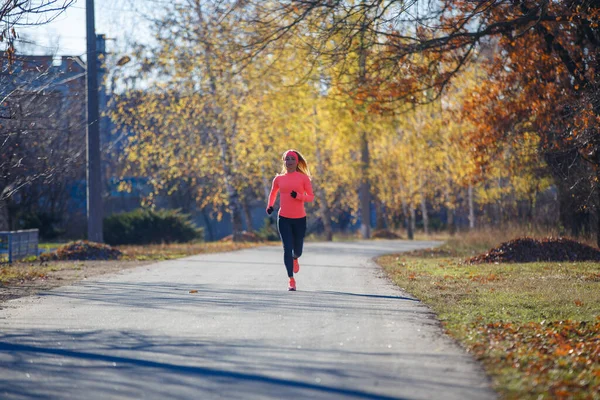 Giovane donna fitness che corre sulla strada al mattino freddo in inverno. — Foto Stock