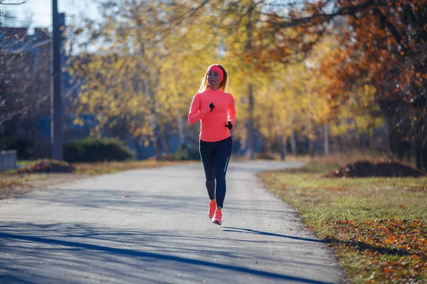 Jeune femme de fitness courant sur la route le matin froid en hiver. — Photo