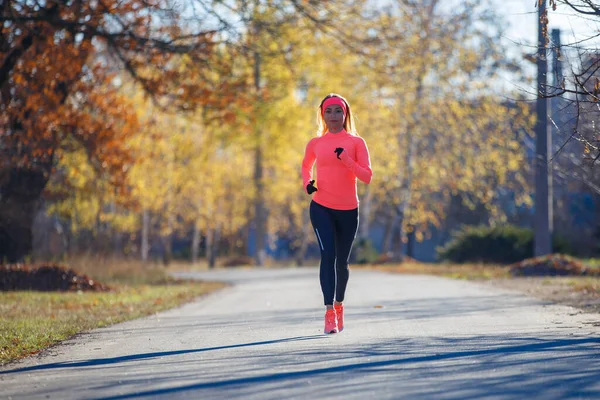 Giovane donna fitness che corre sulla strada al mattino freddo in inverno. — Foto Stock