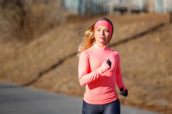 Közelkép fiatal futó nőről a parkban a fagyos reggelen — Stock Fotó