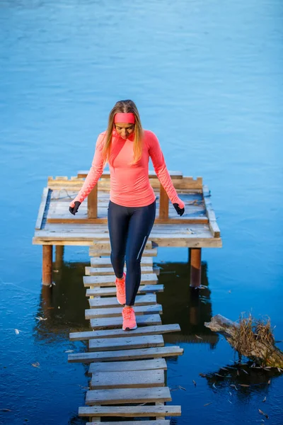 Jovem mulher fitness andando na ponte pescador velho — Fotografia de Stock