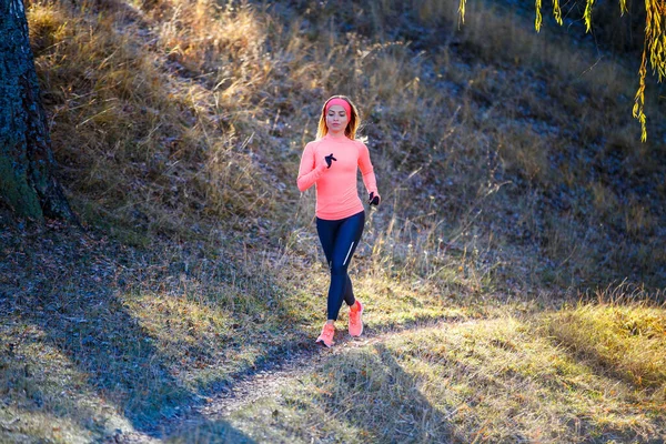 Genç sporcu kız sabah parkta koşuyor. — Stok fotoğraf