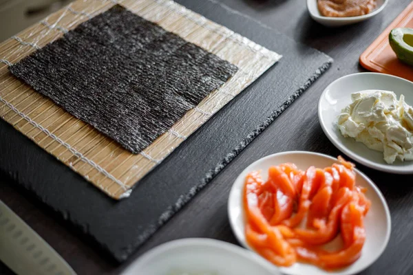 Ingredienti per preparare il sushi in cucina — Foto Stock