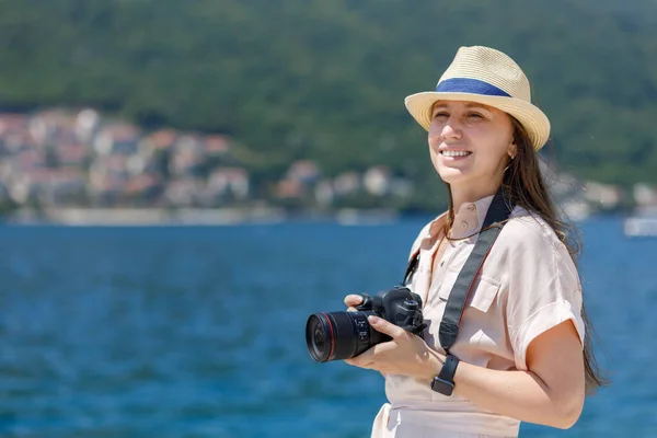 Young woman taking photo on camera on her vacation trip in Adriatic — Stock Photo, Image