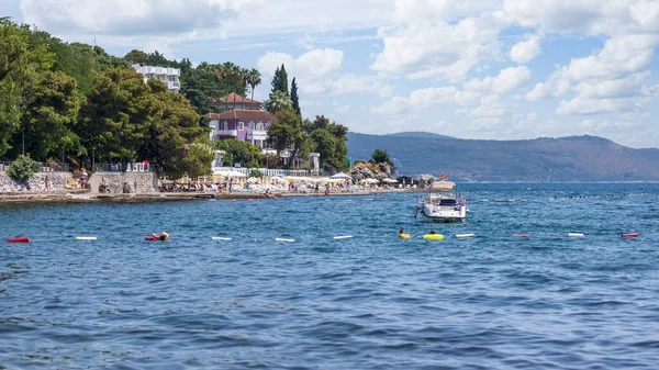 Playa pública de Herzeg Novi ciudad de Montenegro en la hermosa bahía de Kotor —  Fotos de Stock