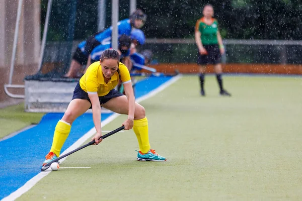 Female field hockey player performing penalty shot — Stock Photo, Image
