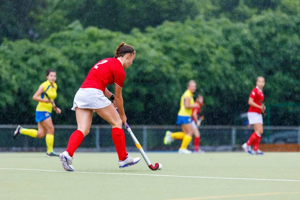 Young girl field hockey player running with the ball in attack — Stock Photo, Image