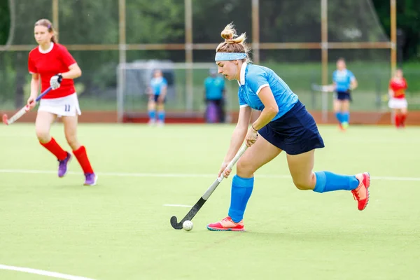 Young woman field hockey player leading the ball in attack — Stock Photo, Image