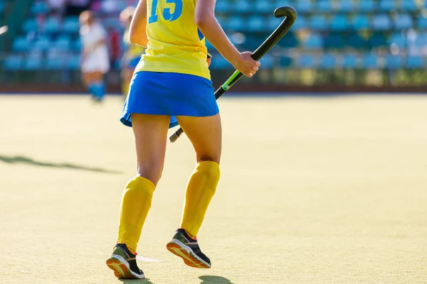 Jonge hockey vrouwelijke speelster met stok tijdens de wedstrijd — Stockfoto