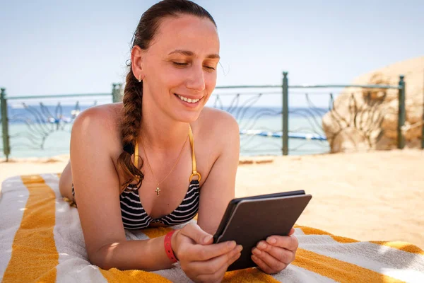 Giovane Signora Sdraiarsi Leggere Libro All Ombra Spiaggia — Foto Stock