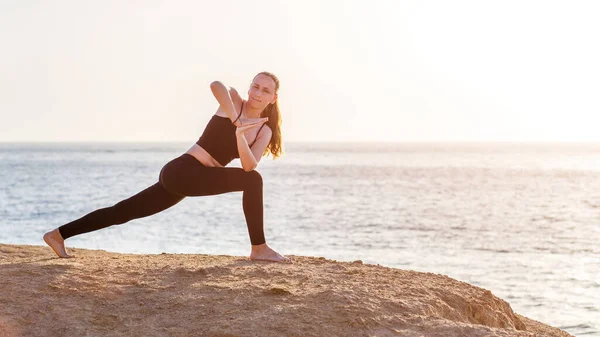 Joven Mujer Fitness Haciendo Retorcer Postura Yoga Playa Por Mañana — Foto de Stock