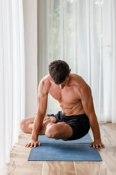 Jongeman Doet Krachtpilates Yoga Training Ochtend Spierman Die Thuis Zweetyoga — Stockfoto