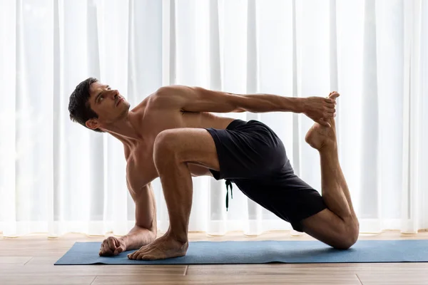 Jonge Yoga Man Doet Stretching Benen Tijdens Ochtend Routine — Stockfoto