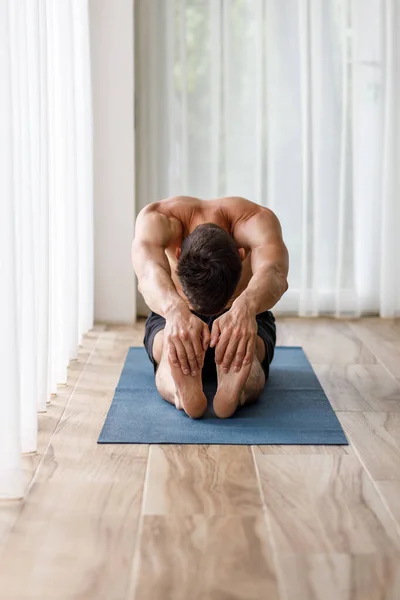 Jonge Yoga Man Doet Stretching Benen Tijdens Ochtend Routine Ochtend — Stockfoto