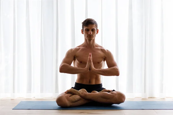 Joven Hombre Fuerte Haciendo Yoga Meditación Respiración Rutina Por Mañana — Foto de Stock