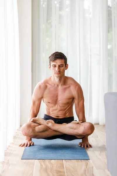 Mladý Silný Muž Dělá Jógu Meditace Dýchání Ruce Stojí Rutina — Stock fotografie