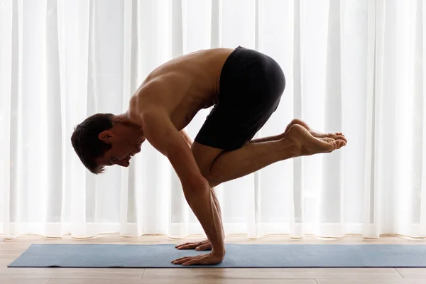 Uomo Yoga Che Esegue Lolasana Ciondolo Posa Sulla Sua Routine Foto Stock