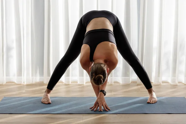 Jonge Vrouw Doet Haar Ochtend Yoga Routine Thuis Buurt Van — Stockfoto