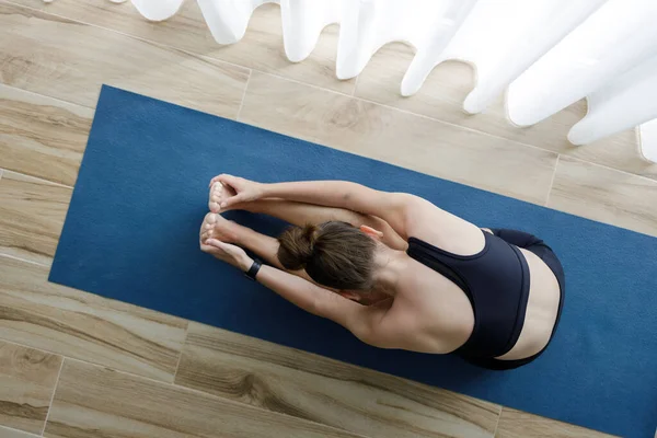 Jonge Yoga Vrouw Doet Stretching Tijdens Haar Ochtend Yoga Routine — Stockfoto