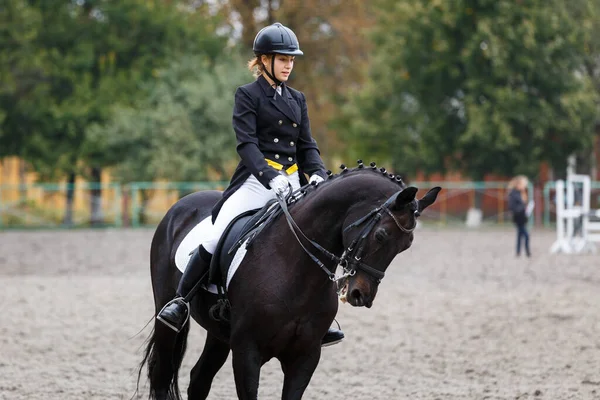 Young Teenage Girl Riding Raven Horse Dressage Equestrian Event — ストック写真