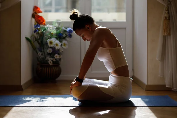 Giovane Donna Fitness Che Pratica Respiratoria Durante Routine Mattutina Yoga — Foto Stock