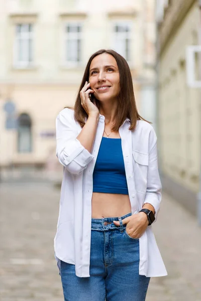 Young Smiling Woman White Shirt Walking Streets Old Europe City — Stockfoto